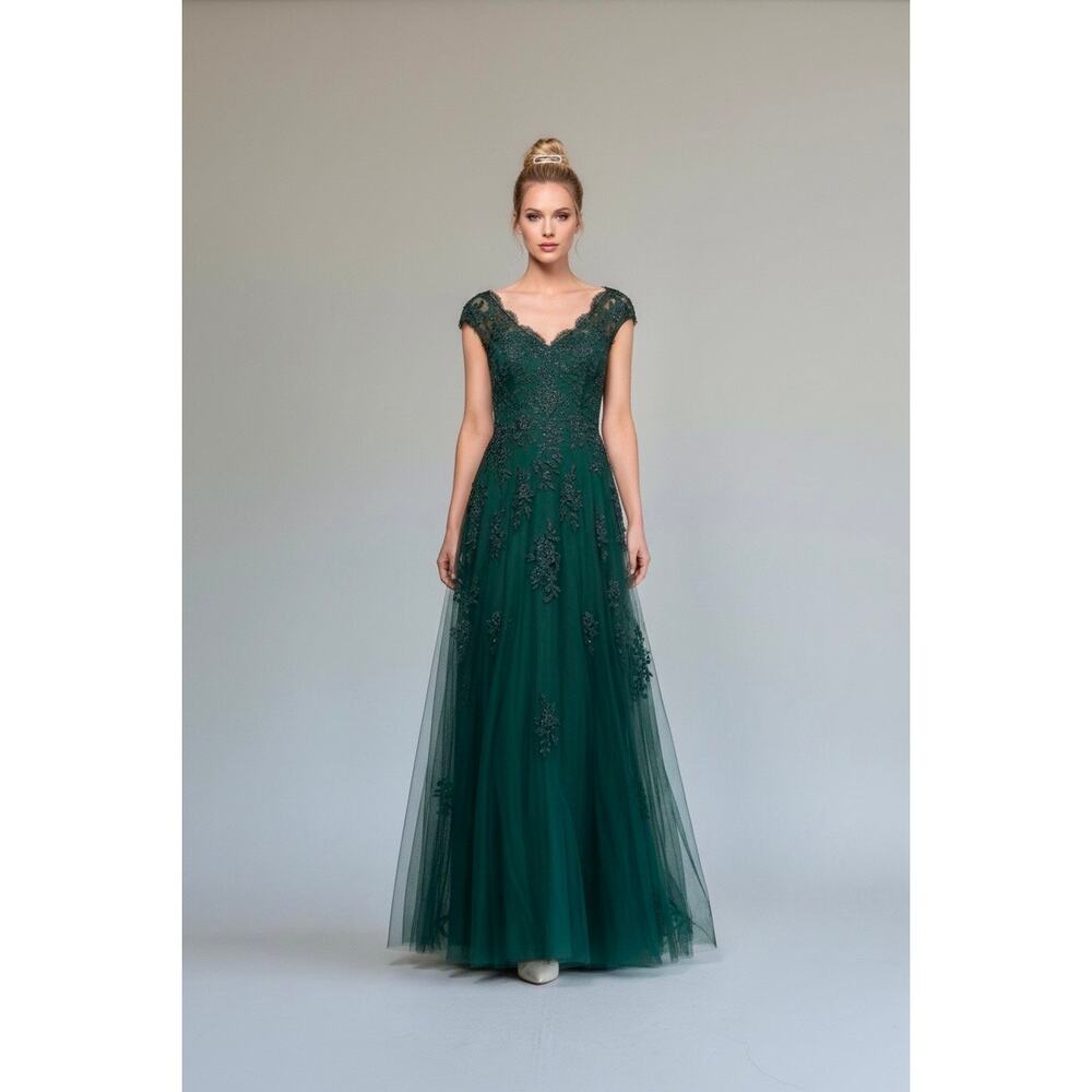 La Femme Lace Embroidered Gown Cap Sleeves V-Neck Forest Green Size 10 NWOT